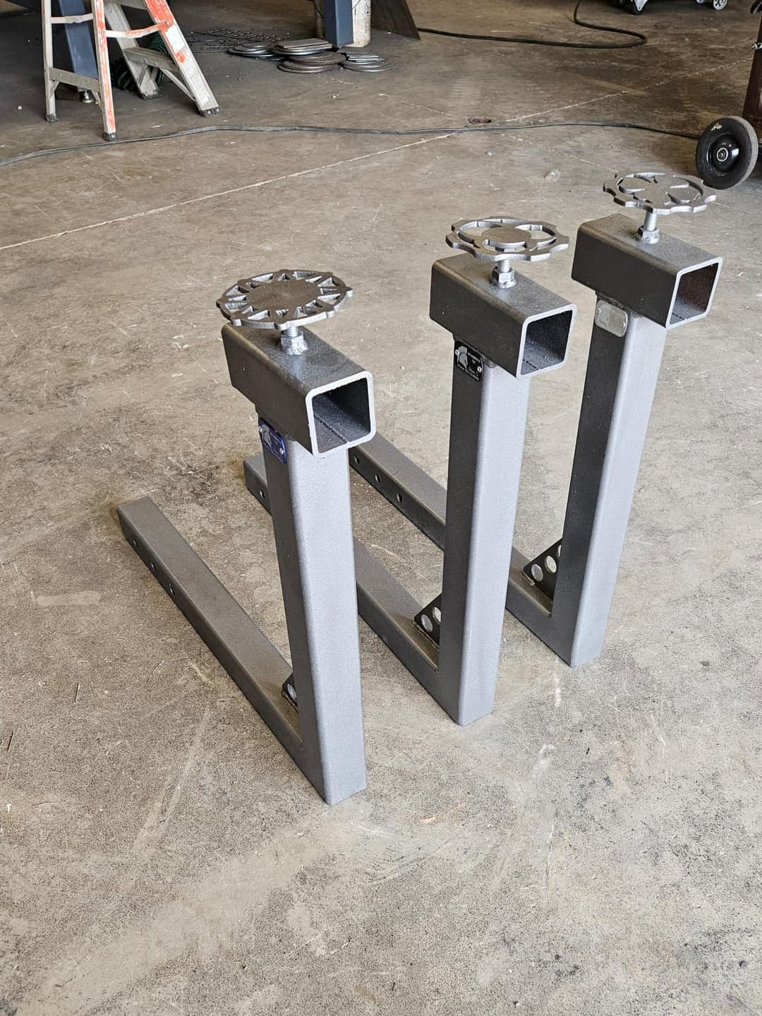 Rollout wheel stand for hitch receiver